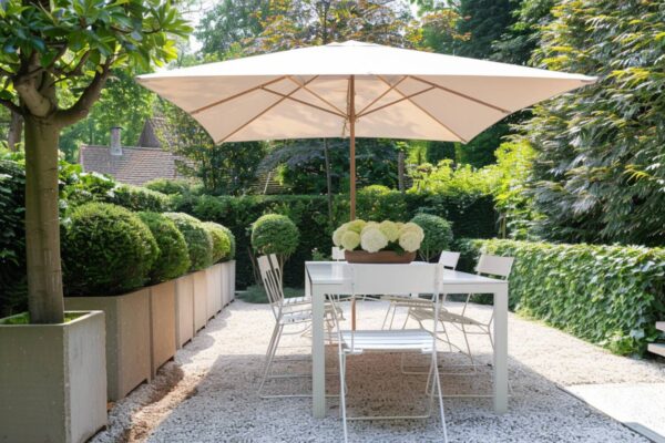 10 inspiracji na urządzenie ogrodu w stylu minimalistycznym z funkcjonalnymi meblami