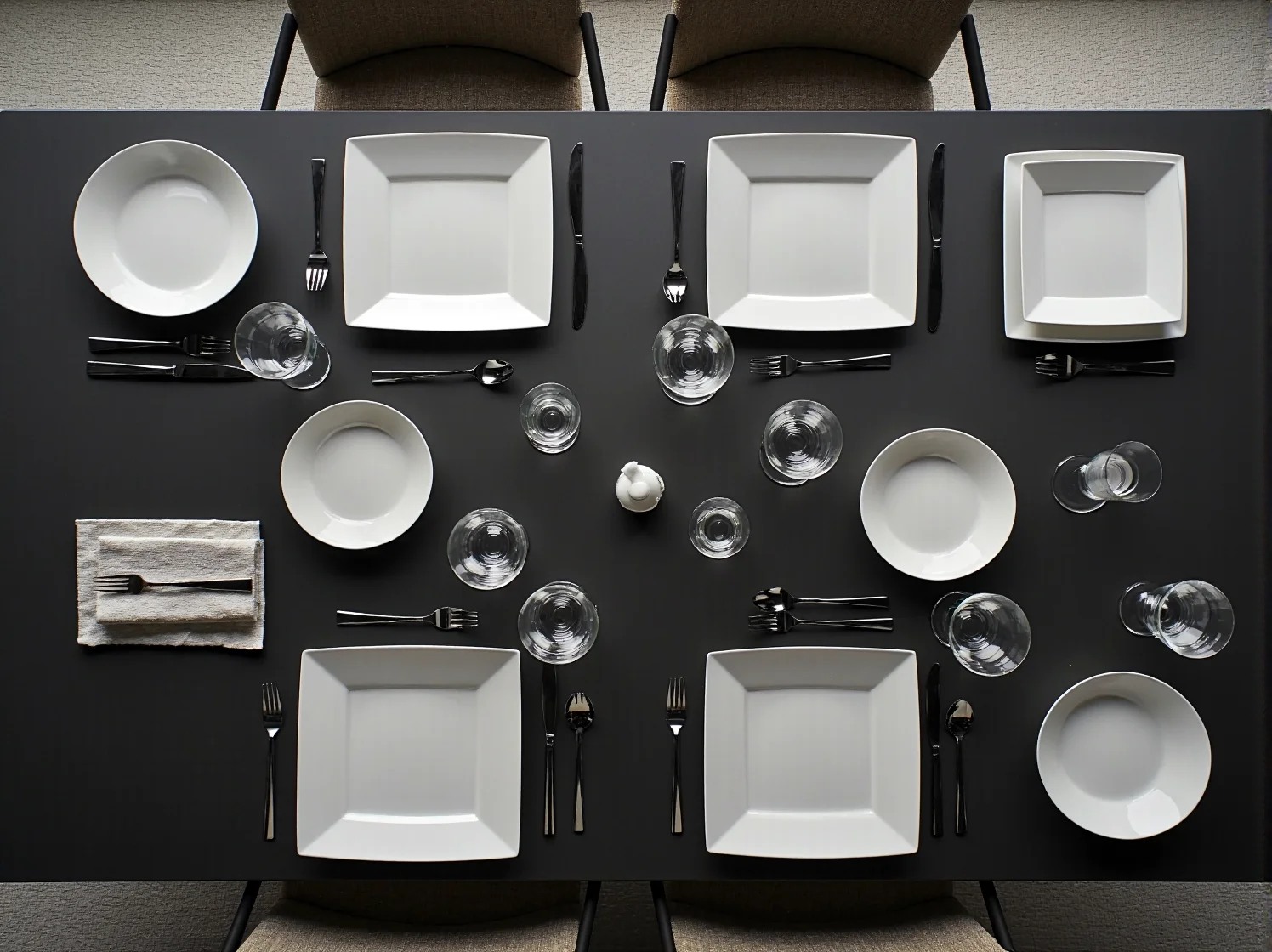 Funkcjonalny układ stołów i krzeseł w sali restauracyjnej hotelu, optymalizujący przestrzeń dla gości.