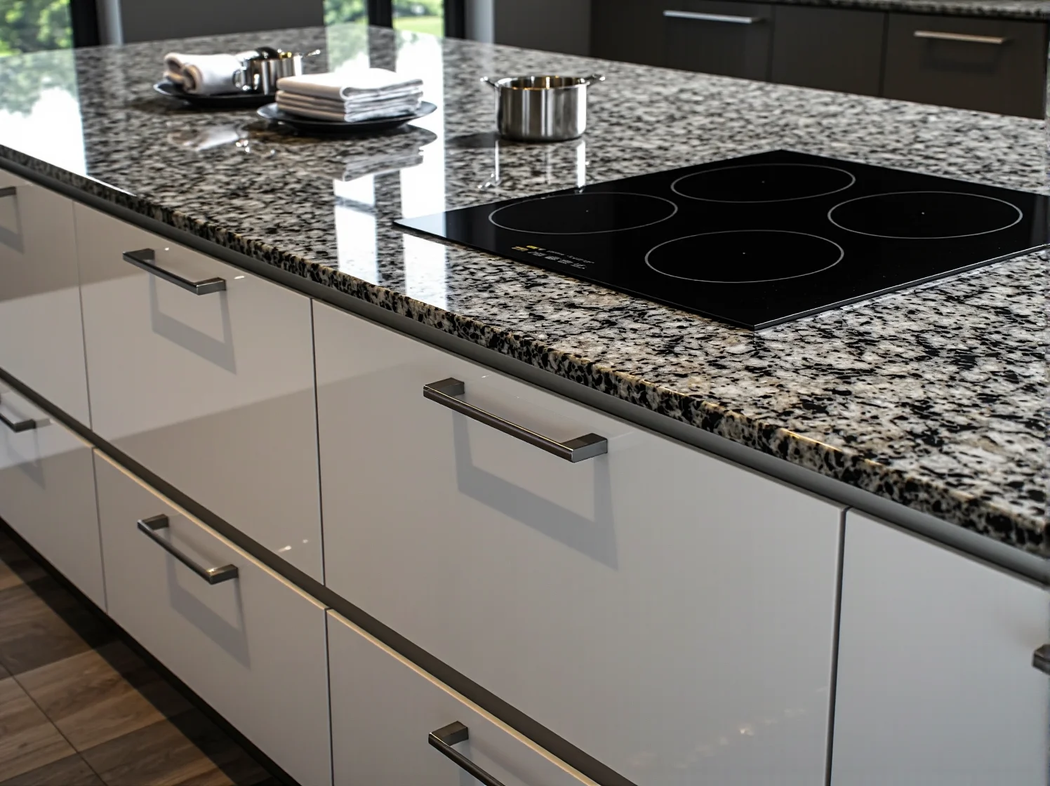 Nowoczesna i luksusowa biała kuchnia glamour z elegancką strefą jadalnianą i welurowymi krzesłami.