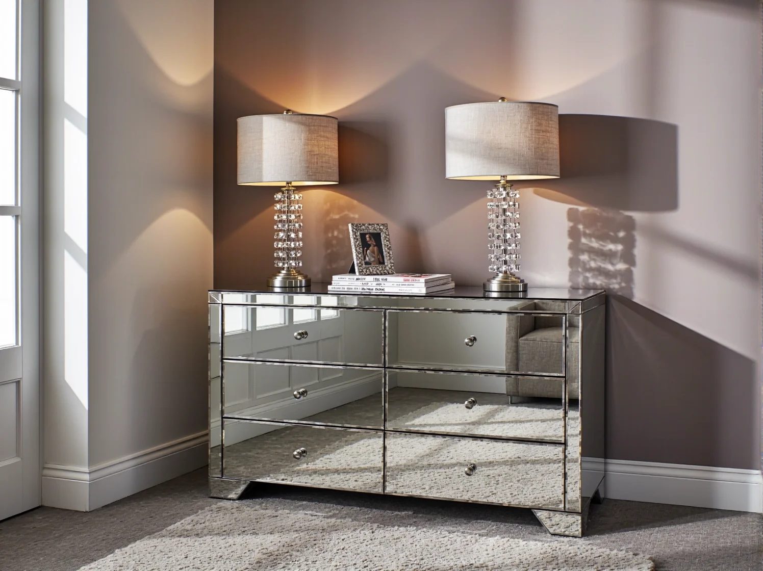 Czarna komoda glamour z lustrzanymi frontami jako elegancki element wystroju nowoczesnej sypialni.