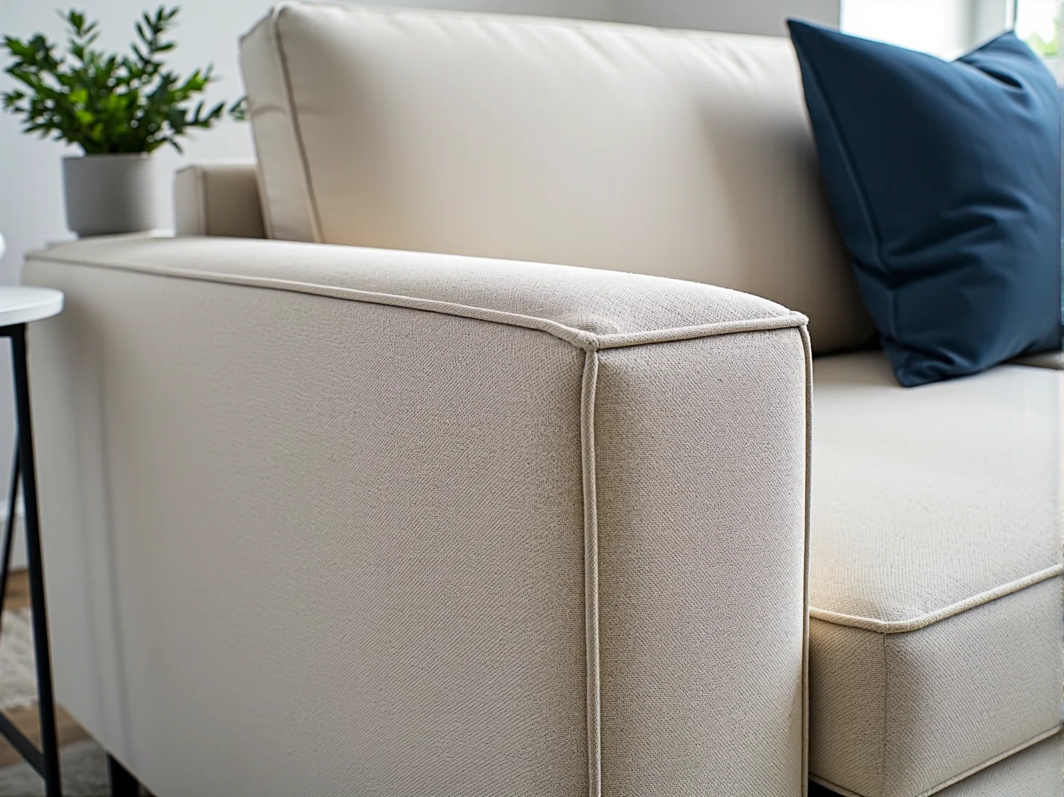 Nowoczesny narożnik stojący przy dużym oknie, którego tkanina jest zabezpieczona przed blaknięciem dzięki filtrom UV.