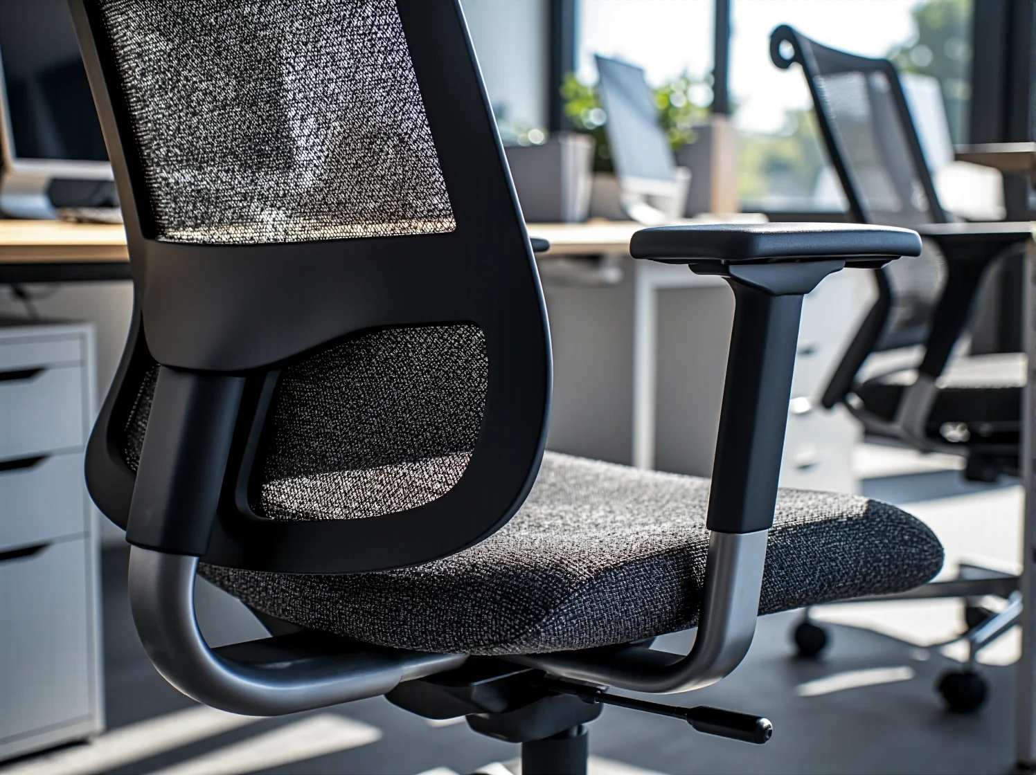 Zbliżenie na ergonomiczne krzesło biurowe z podparciem lędźwiowym, idealne do długiej pracy w biurze coworkingowym.