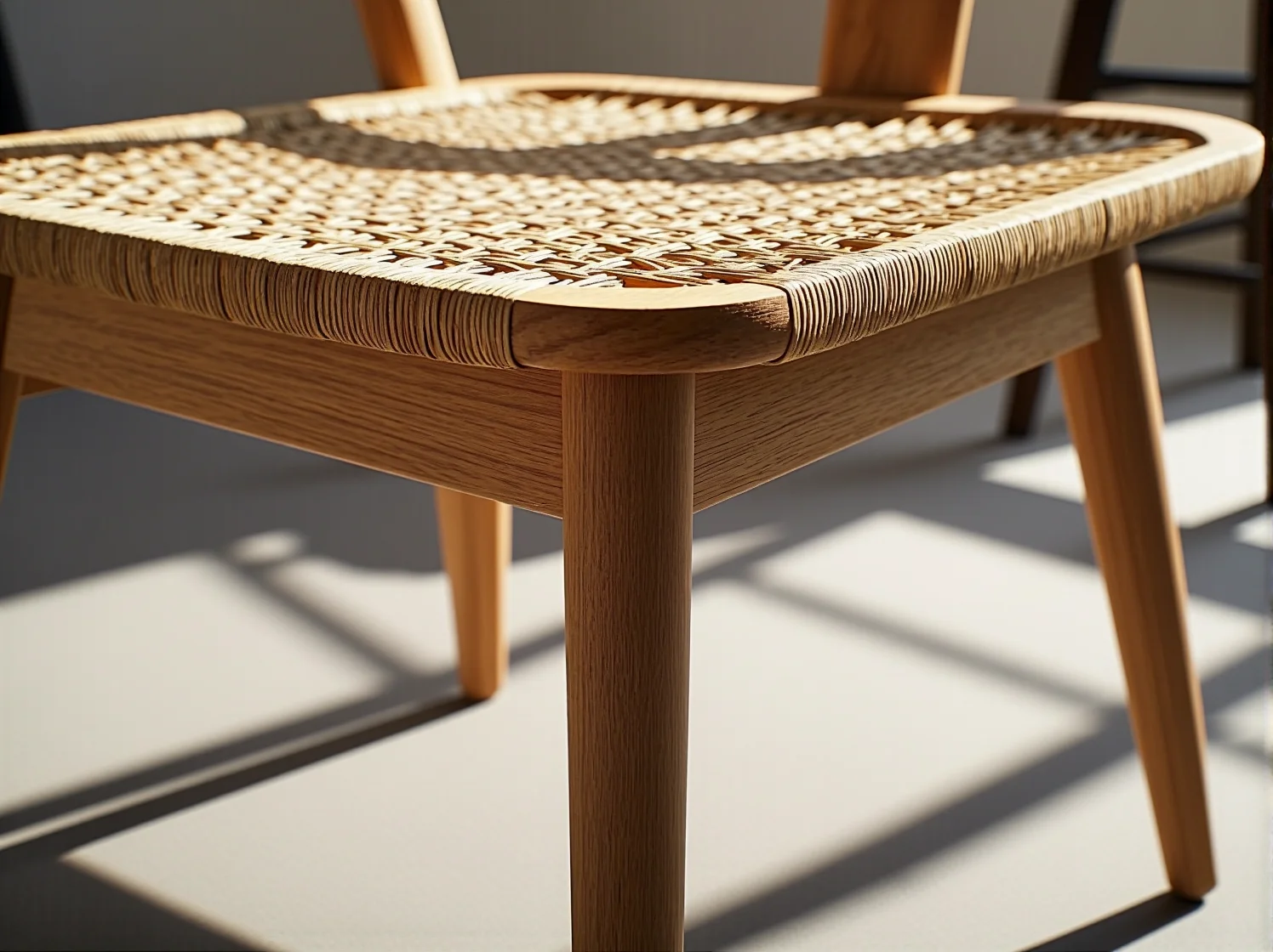 Zbliżenie na detal drewnianego krzesła w stylu skandynawskim, podkreślające jego trwałość.