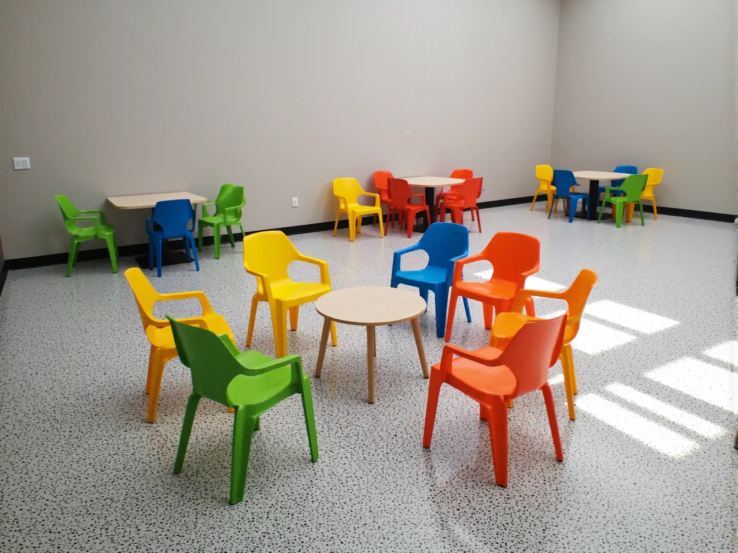 Nowoczesne siedziska modułowe dla przestrzeni publicznych, pokazujące ich funkcjonalność i odporność na zużycie.