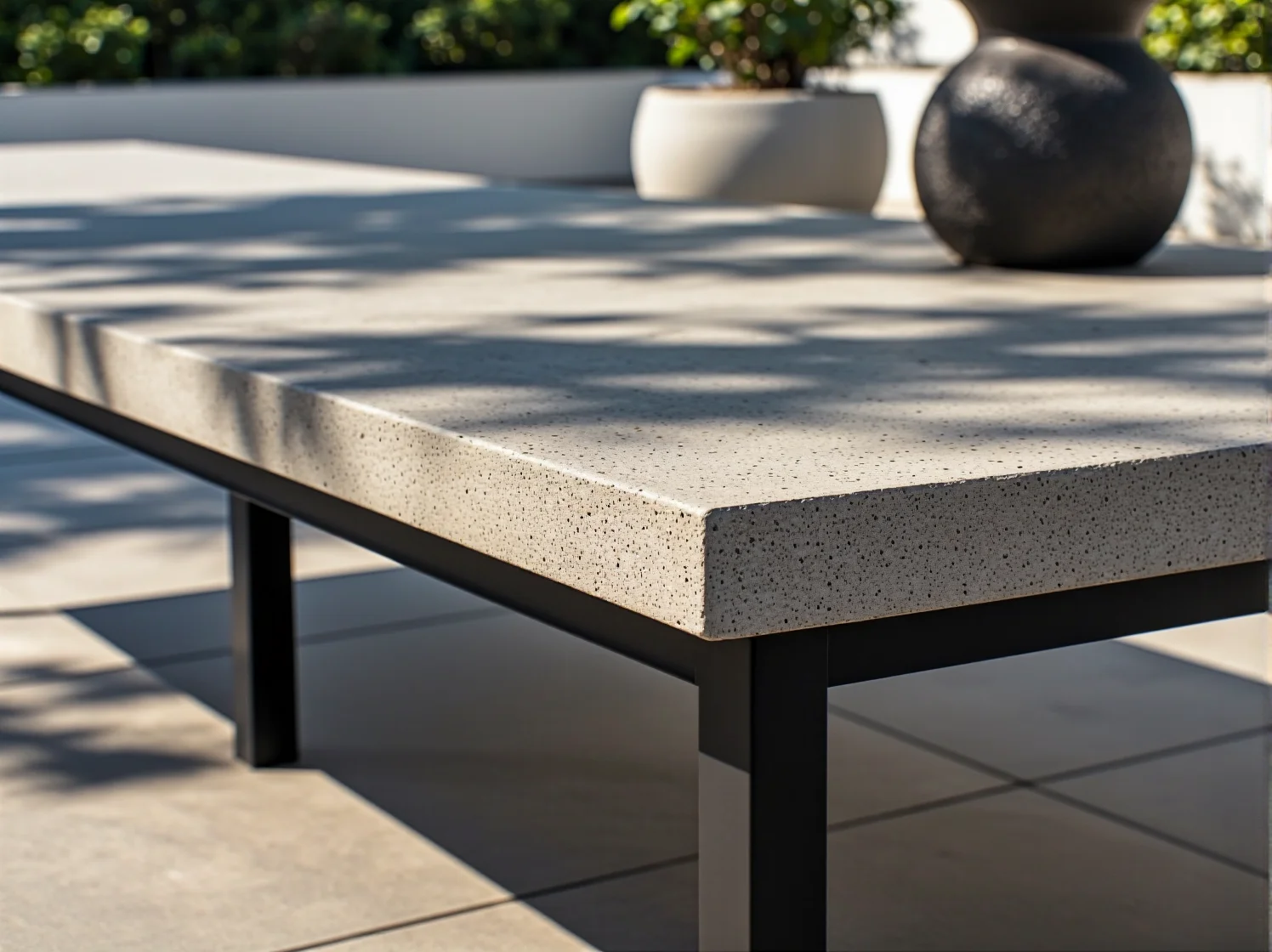 Zestaw mebli ogrodowych: minimalistyczny stół z krzesłami. Wybór idealnego stołu do ogrodu na sezon 2025.