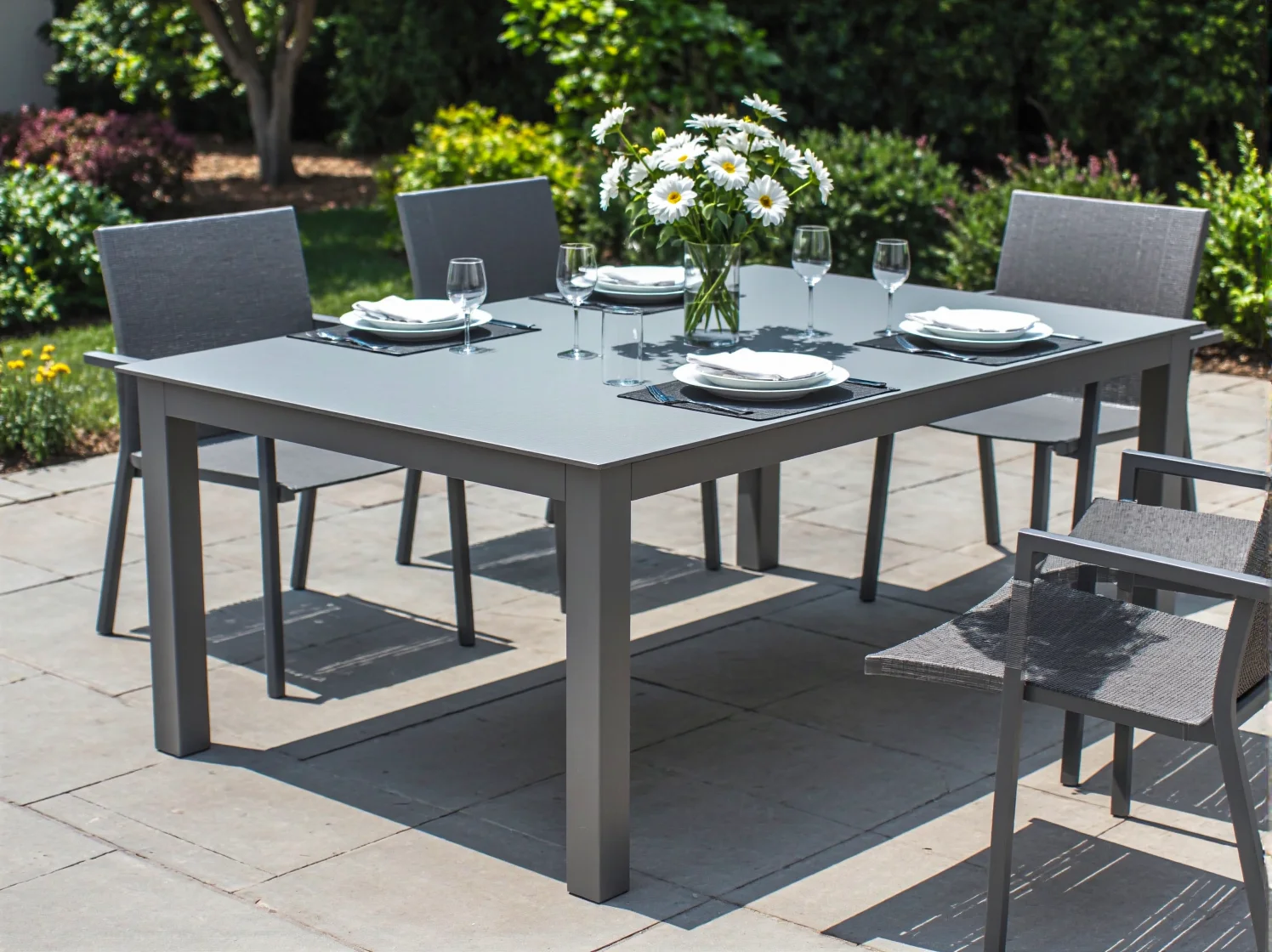 Nowoczesna sofa narożna z aluminium w aranżacji ogrodowej. Komfortowe meble wypoczynkowe na każdą pogodę.