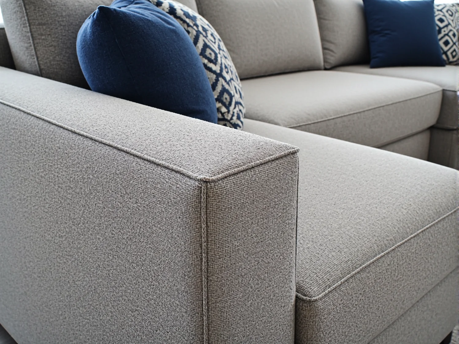 Zbliżenie na hydrofobową tkaninę obiciową narożnika, która jest odporna na promieniowanie UV i łatwa w czyszczeniu.