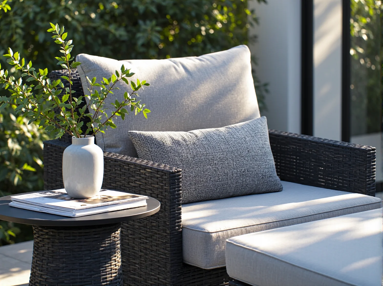 Funkcjonalny zestaw mebli na taras: stół i krzesła w nowoczesnym stylu, idealne do posiłków.