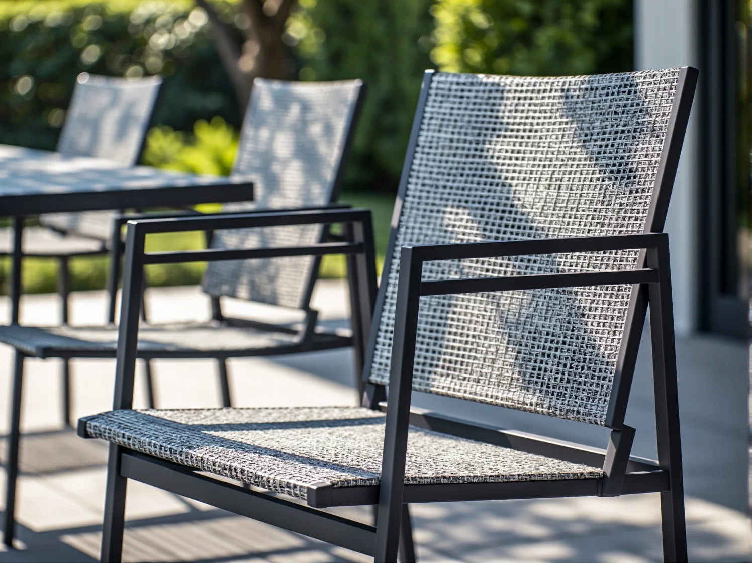 Eleganckie krzesło ogrodowe z aluminium z wygodnymi poduszkami. Zbliżenie na detale i jakość wykonania mebli.