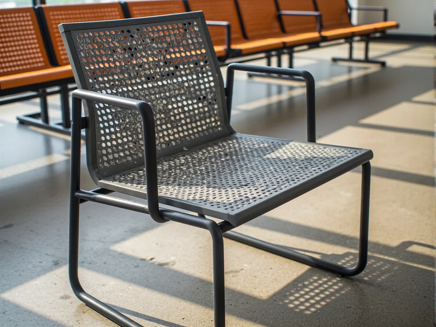 Zbliżenie na solidną konstrukcję i materiał trwałego krzesła do miejsc publicznych, widoczne mocowania.
